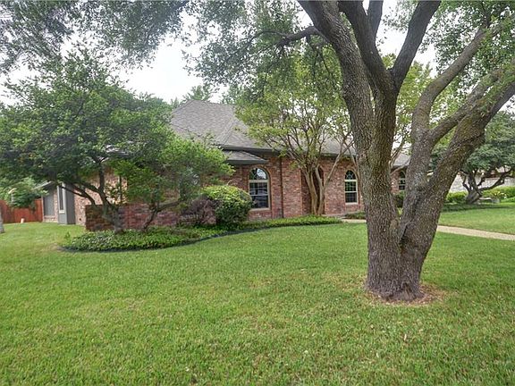 3rd image of 2633 Mariposa Cir