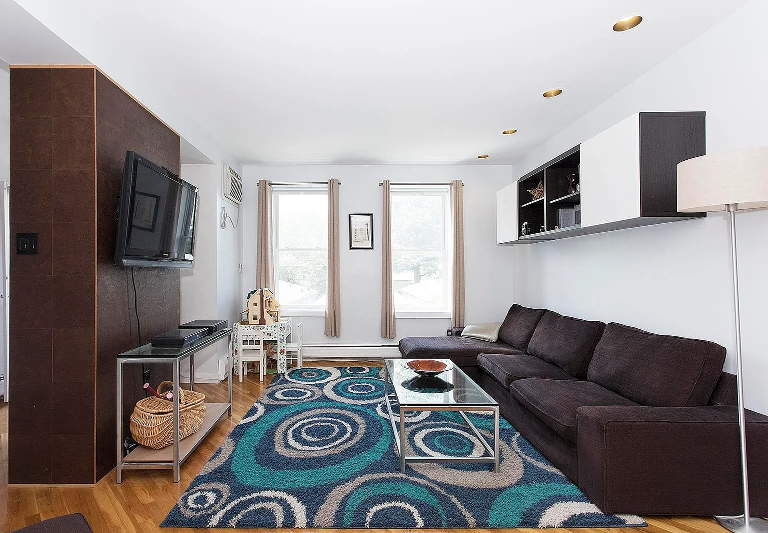 54 Magnolia — Photo 1