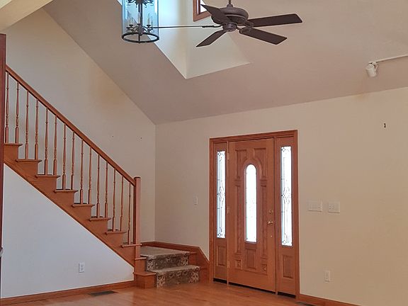 Vaulted Ceilings w/Skylights