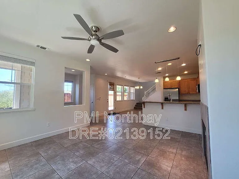 481 Lexington Dr — Photo 3
