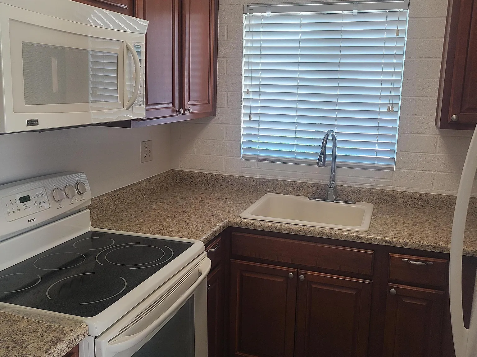 2 bed, 1.0 bath, 896 sqft, $1,195 — Photo 3