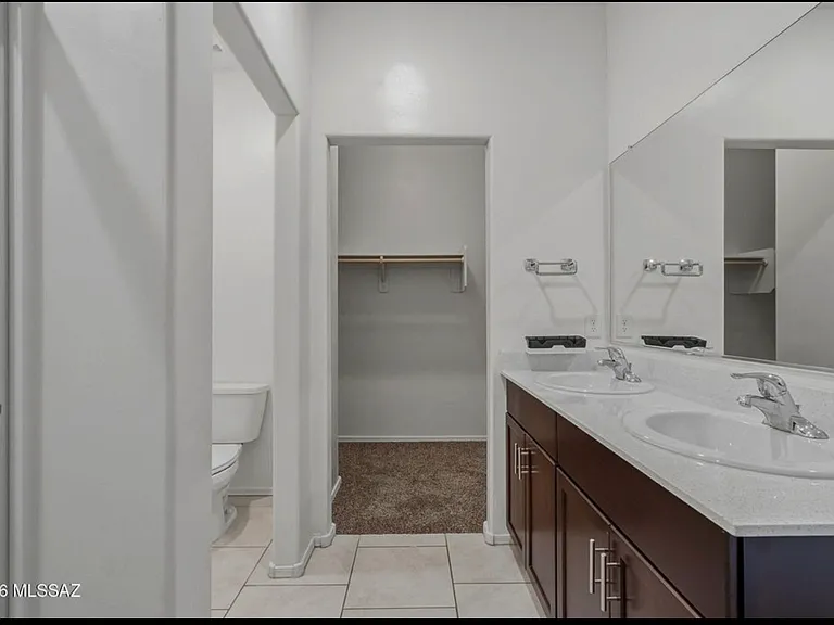 2557 E Calle Joya De Ventura — Photo 8