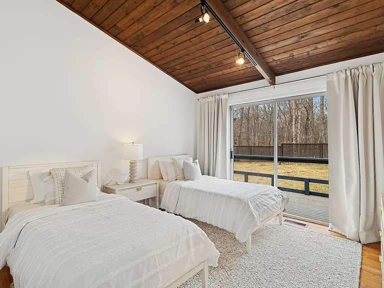 45 Hillside Dr E — Photo 14
