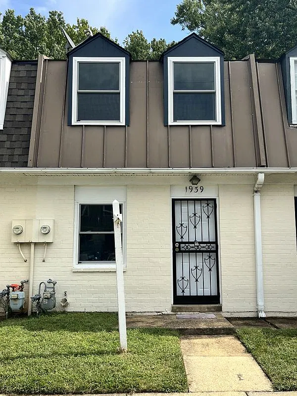 2 bed, 1.0 bath, 815 sqft, $1,950 — Photo 1