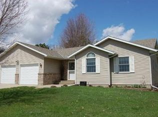 1320 Trailwood Ln, Faribault, MN 55021