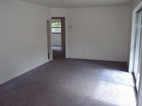 2nd image of 208 E Lake Brantley Dr