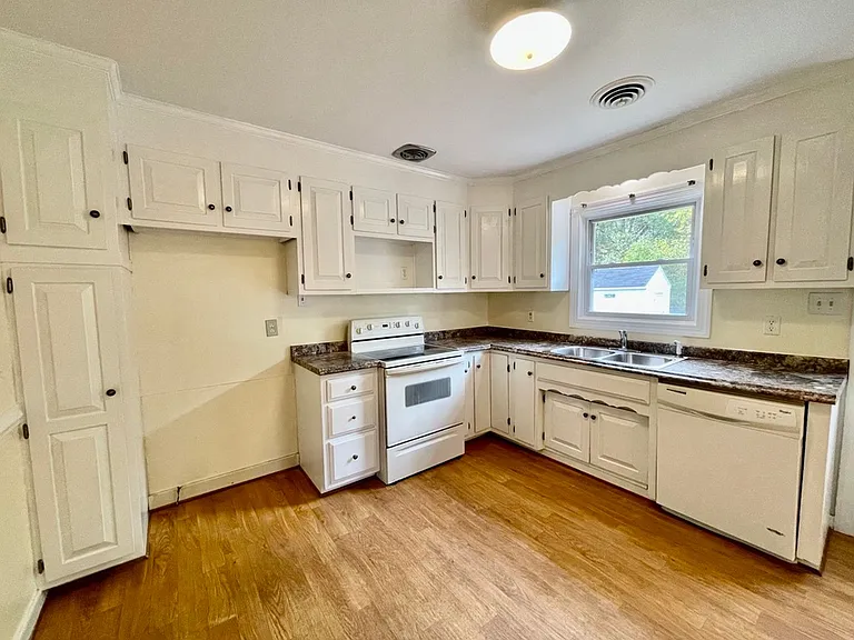 1109 Smithfield Ave — Photo 6