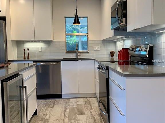 5th image of 3056 Wood St