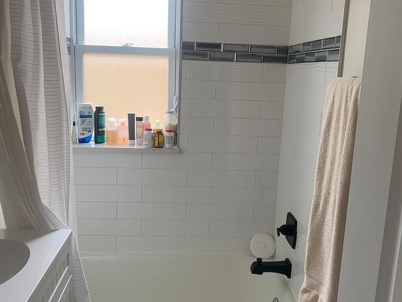 3rd image of 3821-17 N Greenview Ave #3