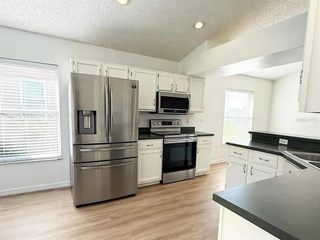 4 bed, 2.0 bath, 1767 sqft, $3,300 — Photo 3
