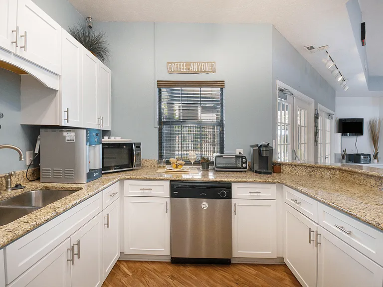 Westfield Club Apartments — Photo 29