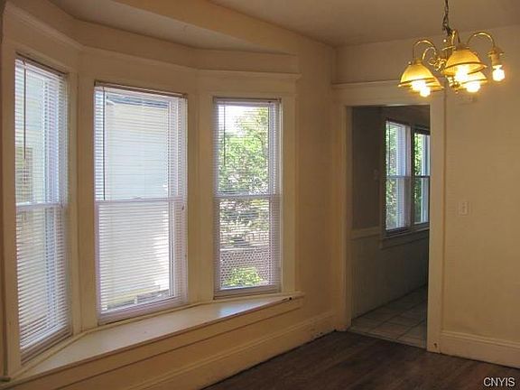 3rd image of 909 Westcott St #11