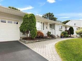 5 Doe Ln, Commack, NY 11725