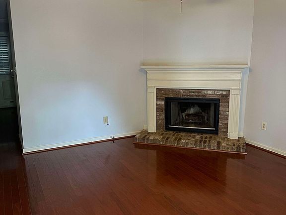 2nd image of 811 Jamestown Manor Park