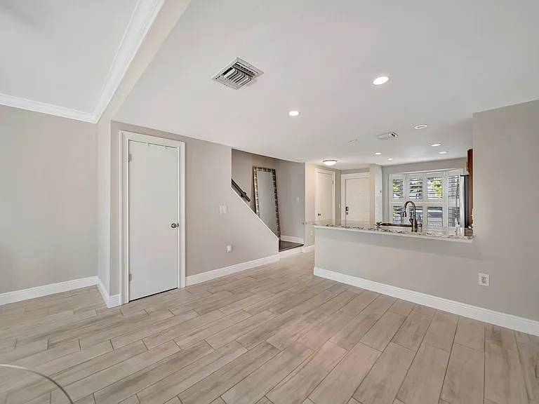 1012 E Jeffery St — Photo 6