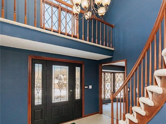 3rd image of 6631 Queens Way