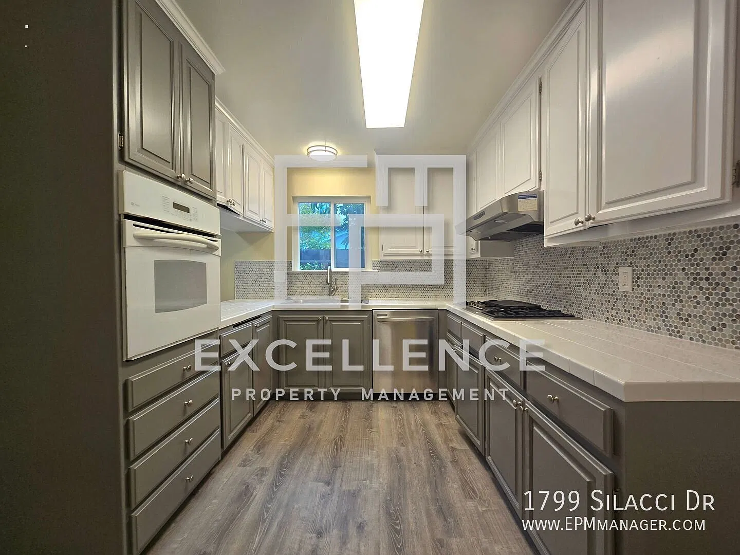 4/2 House with Large Yard, AC, New Flooring, Walk to Schools! — Photo 3