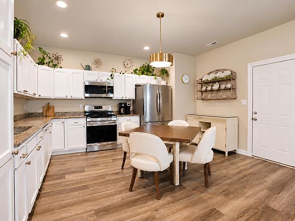 3rd image of 1207 Tower Ln