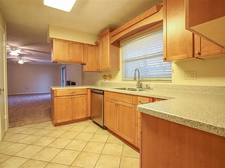 2014 Charnes Dr — Photo 9