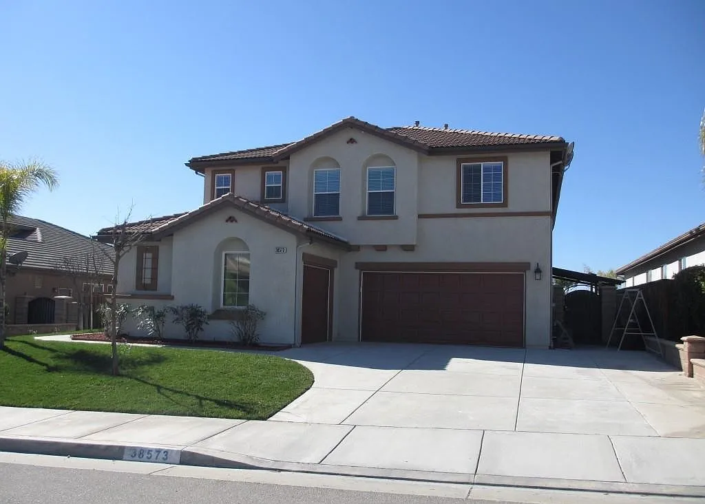 5 bed, 3.5 bath, 3600 sqft, $3,500 — Photo 2