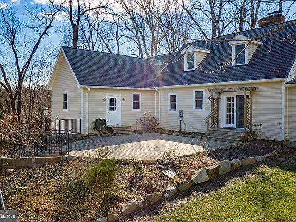 3rd image of 6051 Greenway Ct
