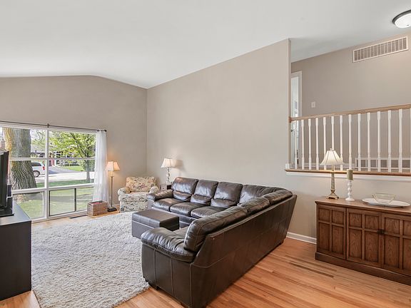 5th image of 300 Forestway Dr