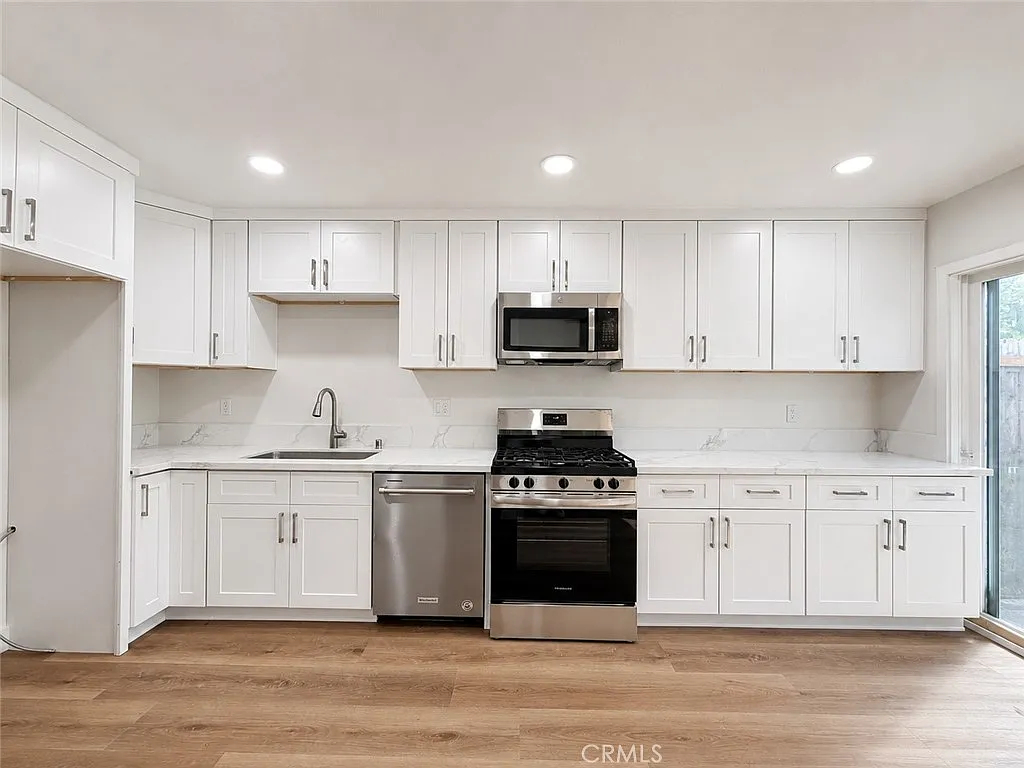 2 bed, 1.5 bath, 1038 sqft, $2,595 — Photo 4
