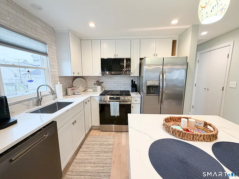 945 E Broadway — Photo 7