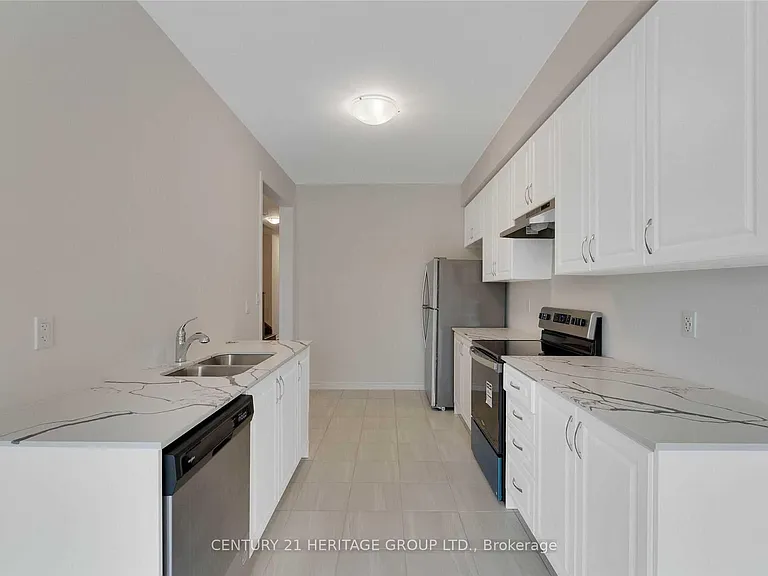 82 Ferragine Cres — Photo 6