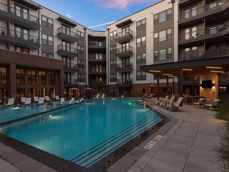 Troubadour Apartments — Photo 79