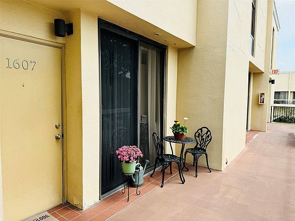 4th image of 2911 SW 87th Terrace #1607