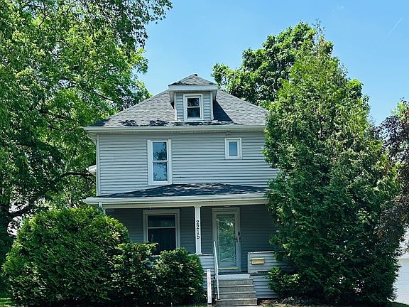 2nd image of 2215 Iowa St