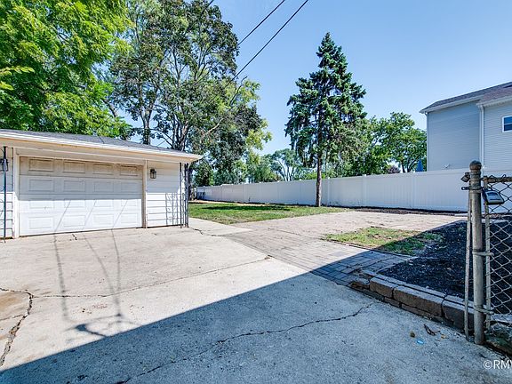 4th image of 215 E Pine Ave