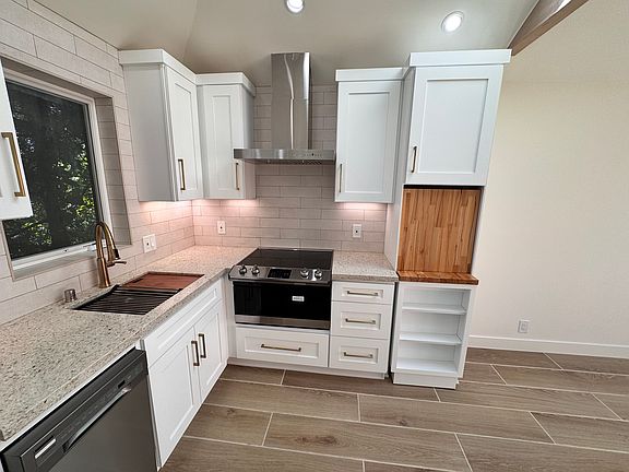 Kitchen equipped with everything you need (microwave built in)