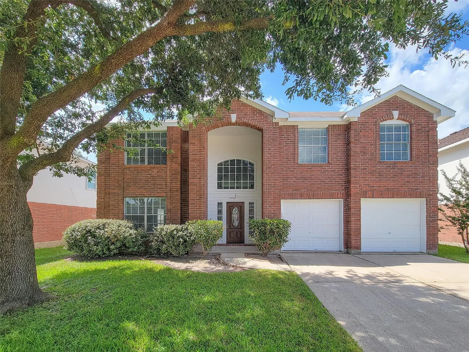 6 bed, 3.5 bath, 3884 sqft, $2,600 — Photo 2