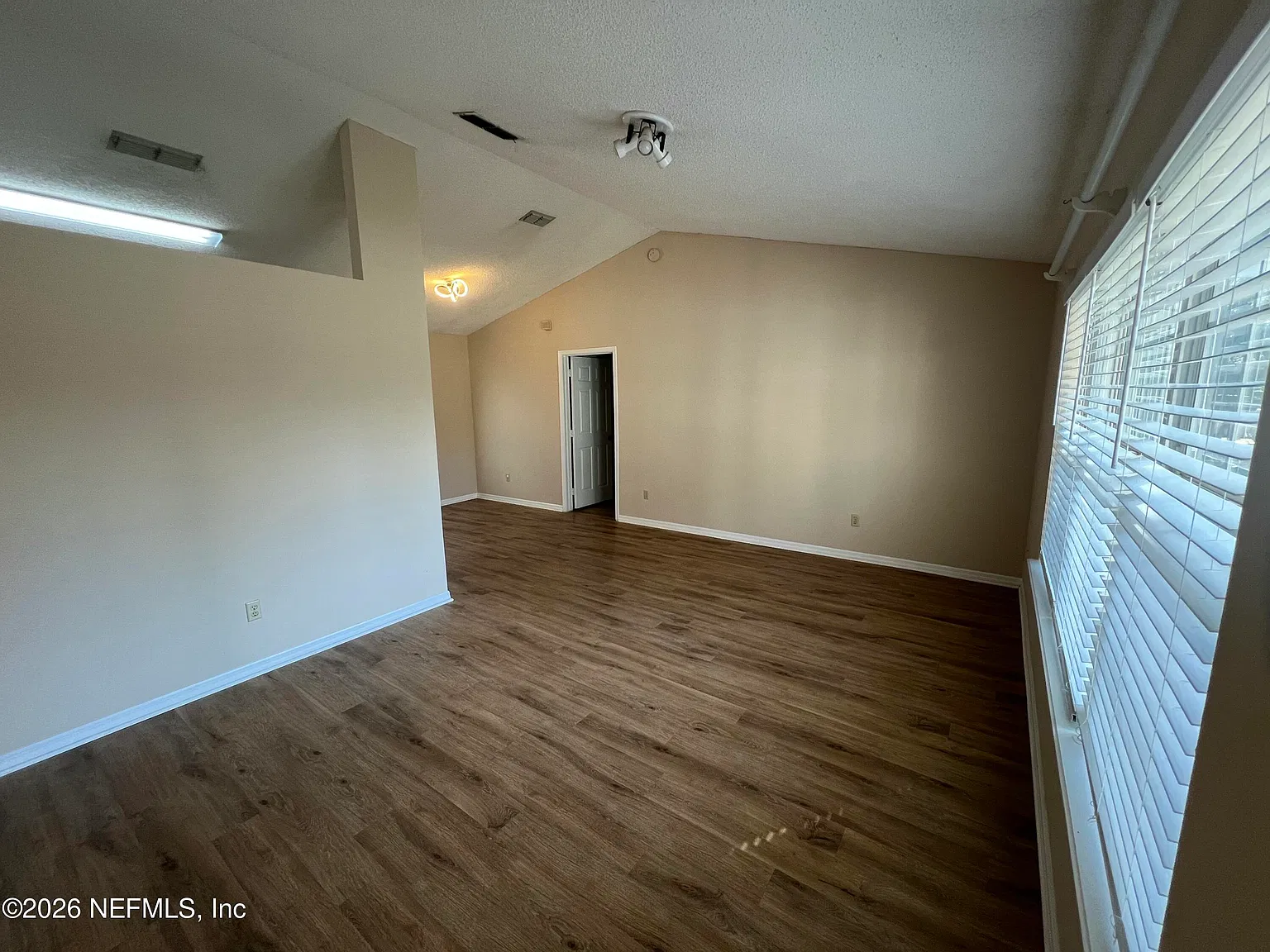 3 bed, 2.0 bath, 1475 sqft, $2,100 — Photo 3