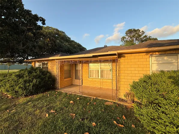 1002 Neiser Ln, Weimar, TX 78962