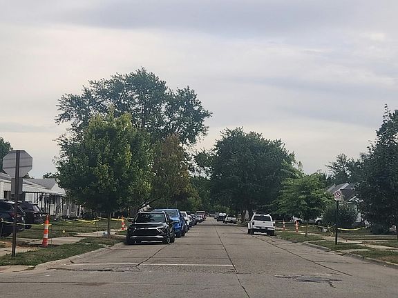 4th image of 23122 Crossley Ave