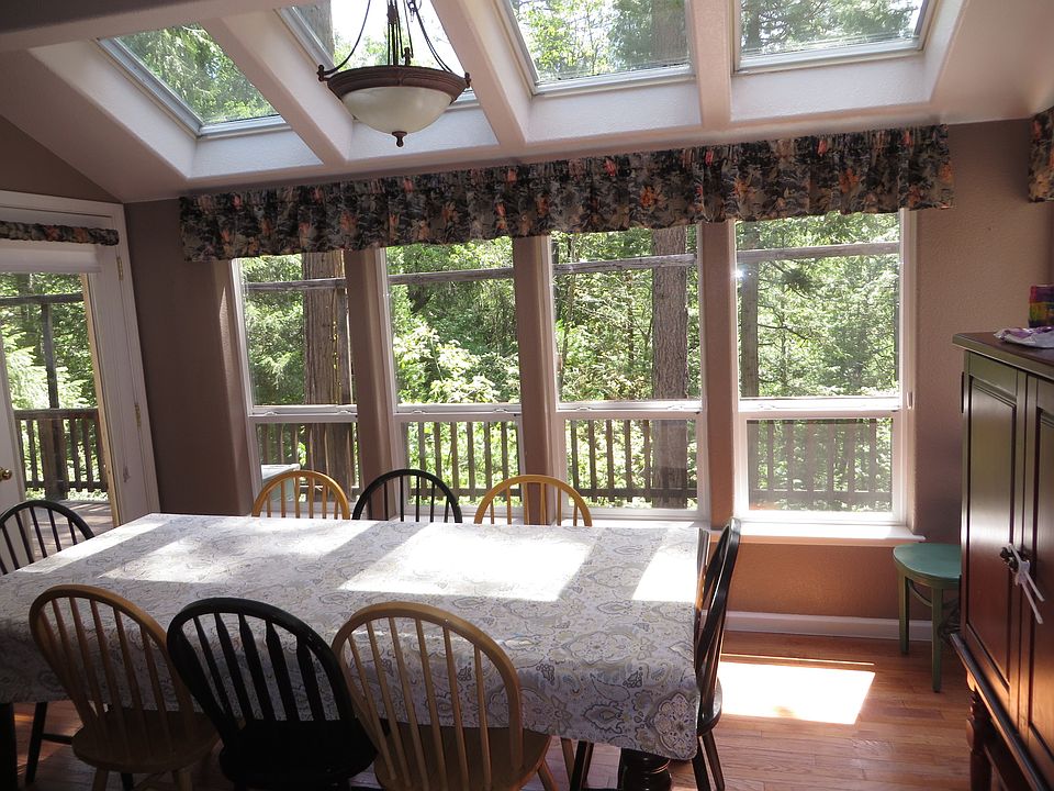 Breakfast nook / dining area