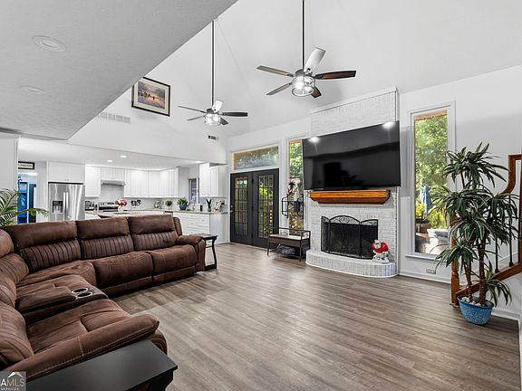 3rd image of 205 High Point Forest Dr