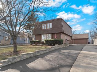 710 NW Holcomb Dr, Mundelein, IL