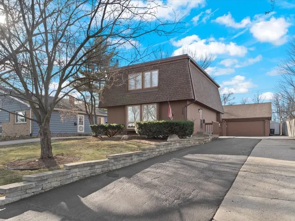 710 NW Holcomb Dr, Mundelein, IL 60060