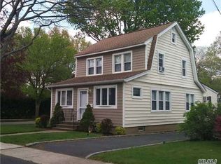 40 High St, East Williston, NY 11596