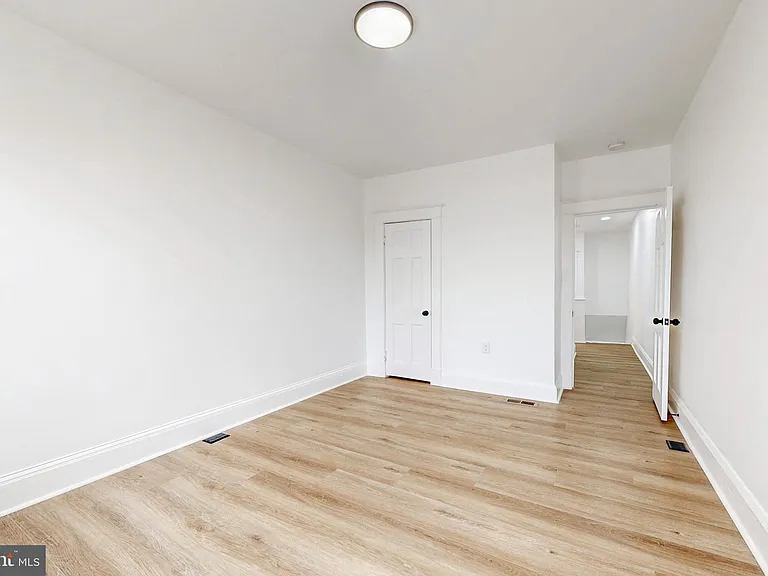 2320 W Lexington St — Photo 24
