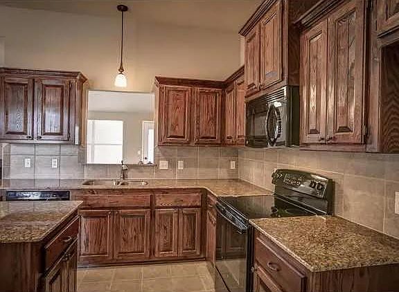 3rd image of 816 Canyon Dr