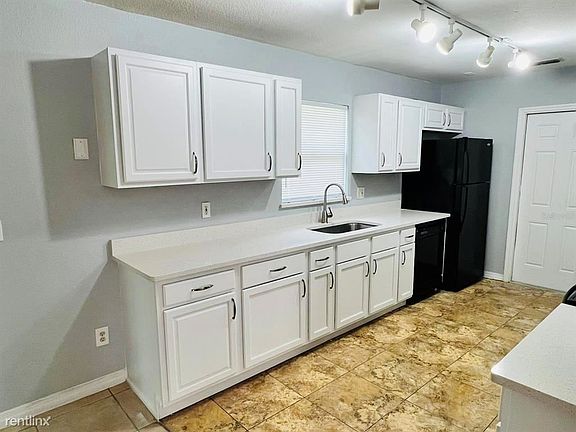 3rd image of 102 W Cedarwood Cir