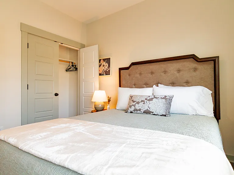 Guest room with closet