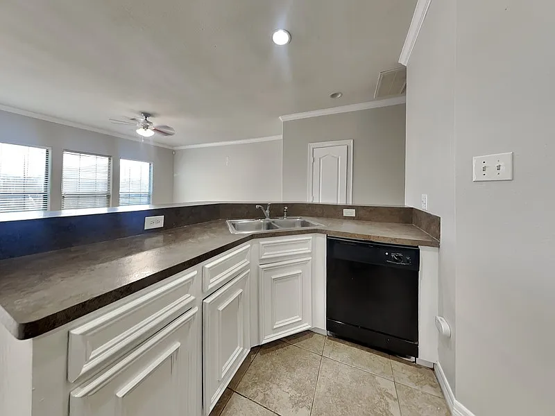 3 bed, 2.5 bath, 1750 sqft, $1,800 — Photo 4