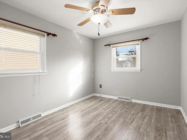 517 Winters Ln — Photo 21