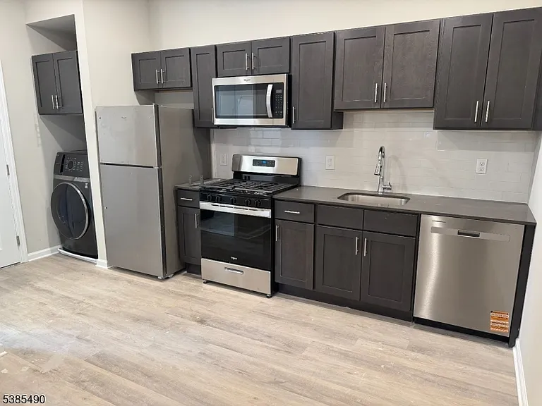 10-12 E Washington Ave #2M — Photo 2